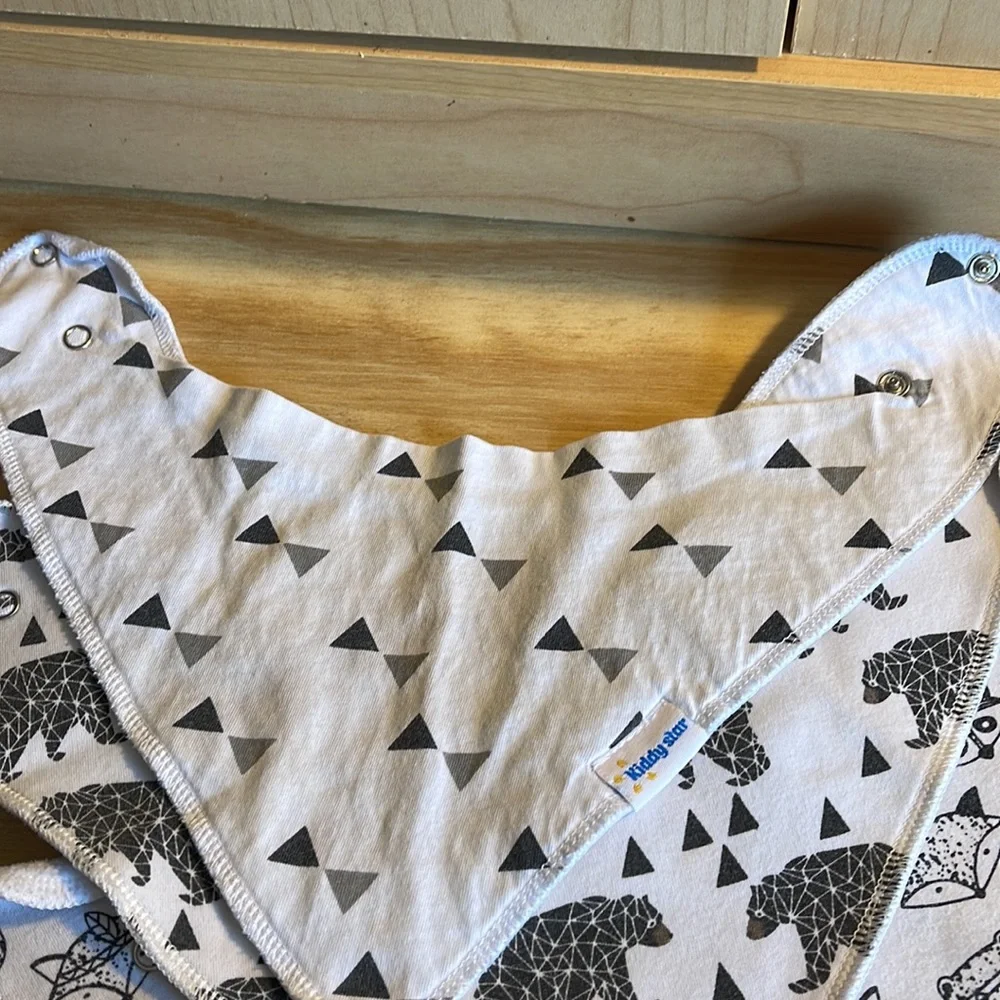 Set of 3 bibs. Gray and white colors. Unisex.